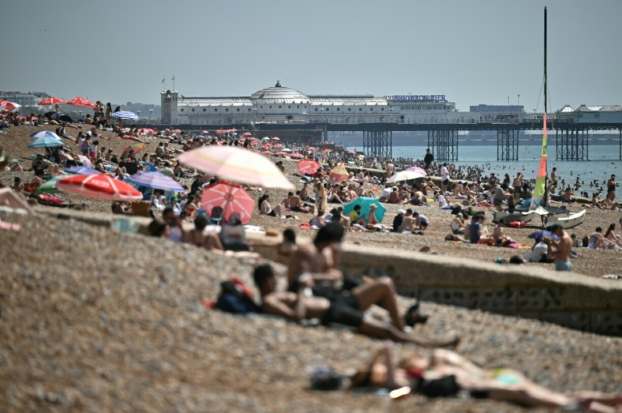La plage de Brighton dans le sud de l'Angleterre pendant une vague de chaleur le 25 mai 2026