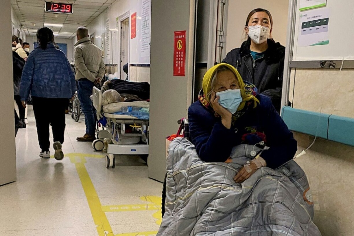 Une patiente atteinte du Covid-19 et en fauteuil roulant, photographiée à l'hôpital Tangshan Gongren à Tangshan (nord-est de la Chine), le 30 décembre 2022.