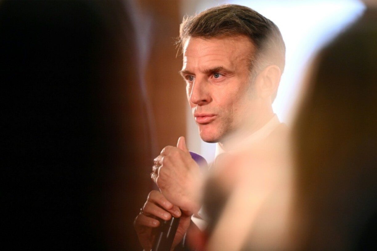 Le président Emmanuel Macron s'exprime lors d'une réunion, le 28 novembre 2025 à Mirecourt (Vosges)