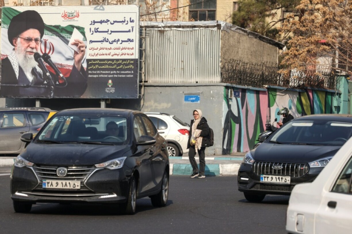 Une affiche portant le visage de l'ayatollah Ali Khamenei accompagné de slogans anti-américains, à Téhéran le 27 janvier 2026
