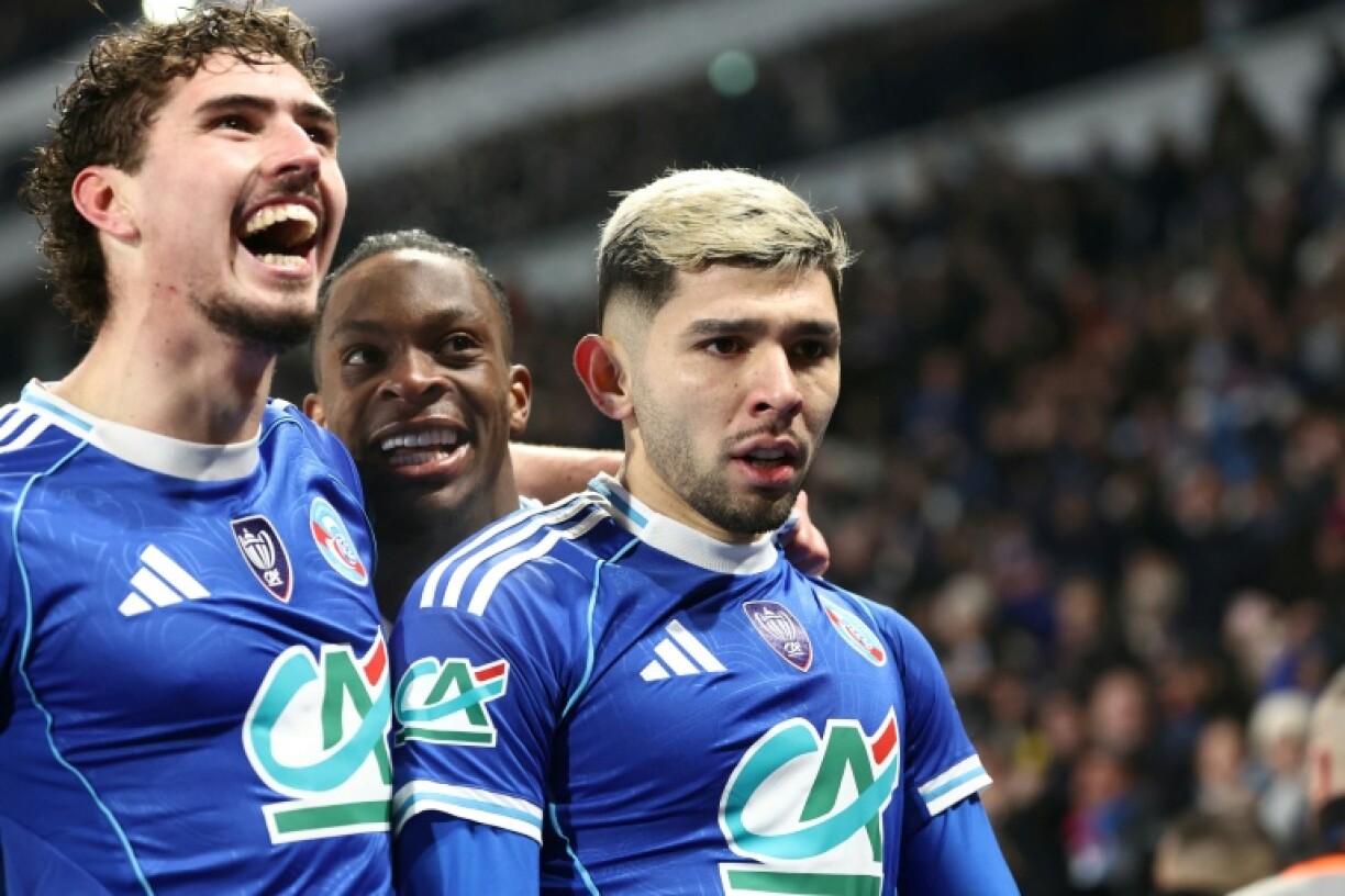 Julio Enciso (D) célèbre un de ses buts face à Monaco au coté de Joaquin Panichelli (G) et de Martial Godo, à Strasbourg, le 5 février 2026