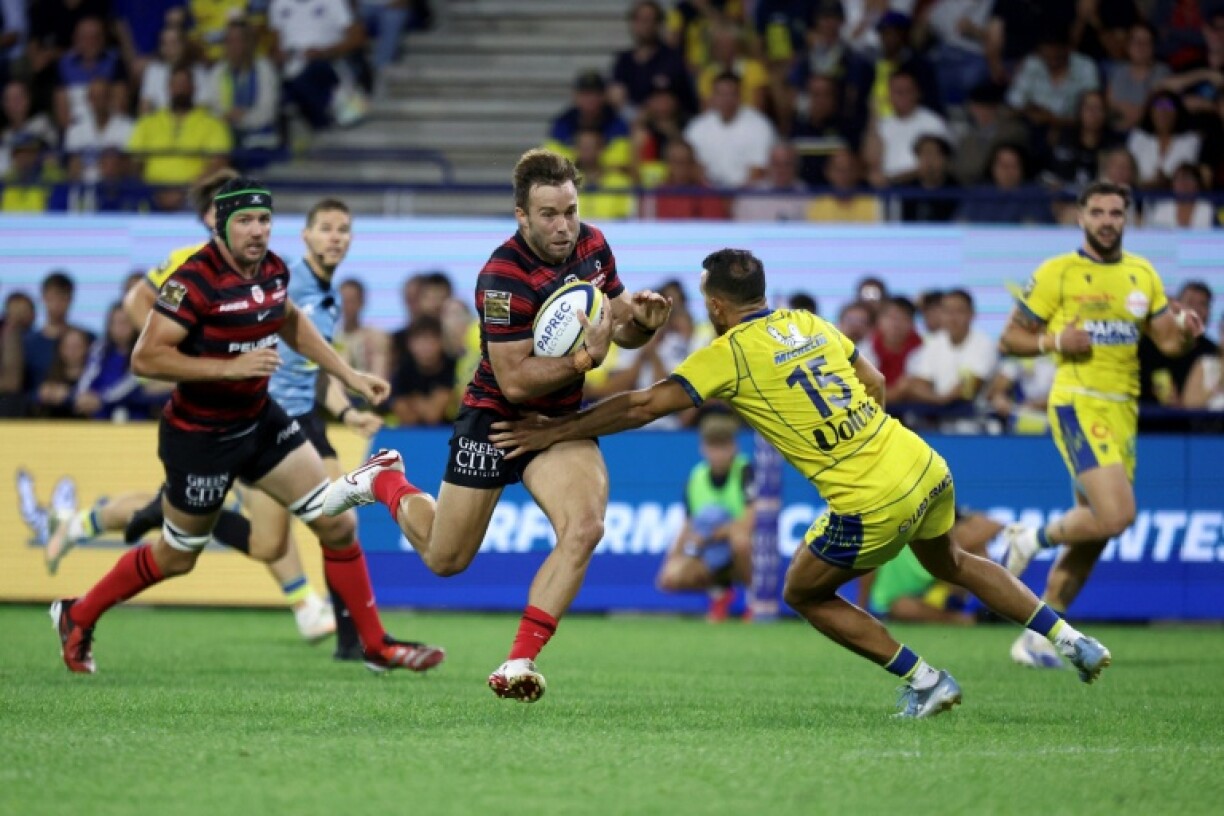 Toulouse scrum-half Paul Graou (C) scored the champions' first try after good work from captain Anthony Jelonch