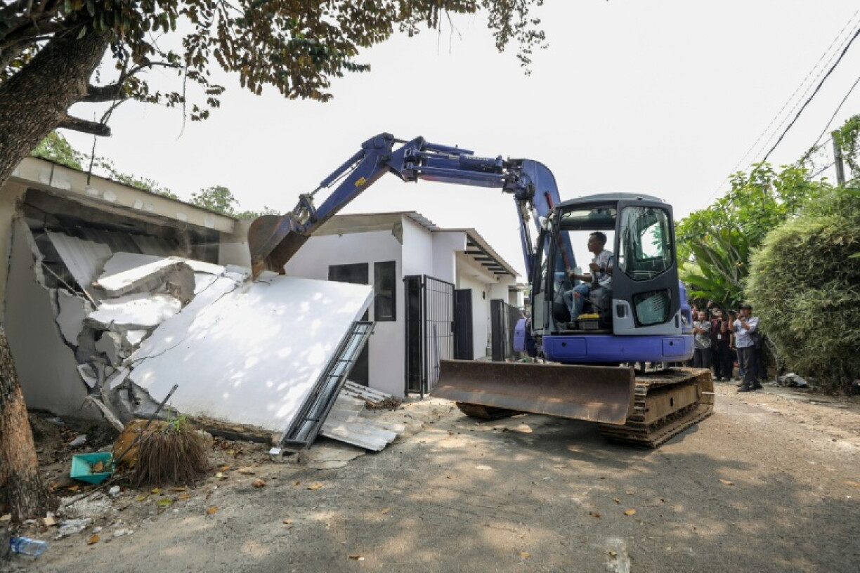 Workers razed ten units in the prison 'villa' compound