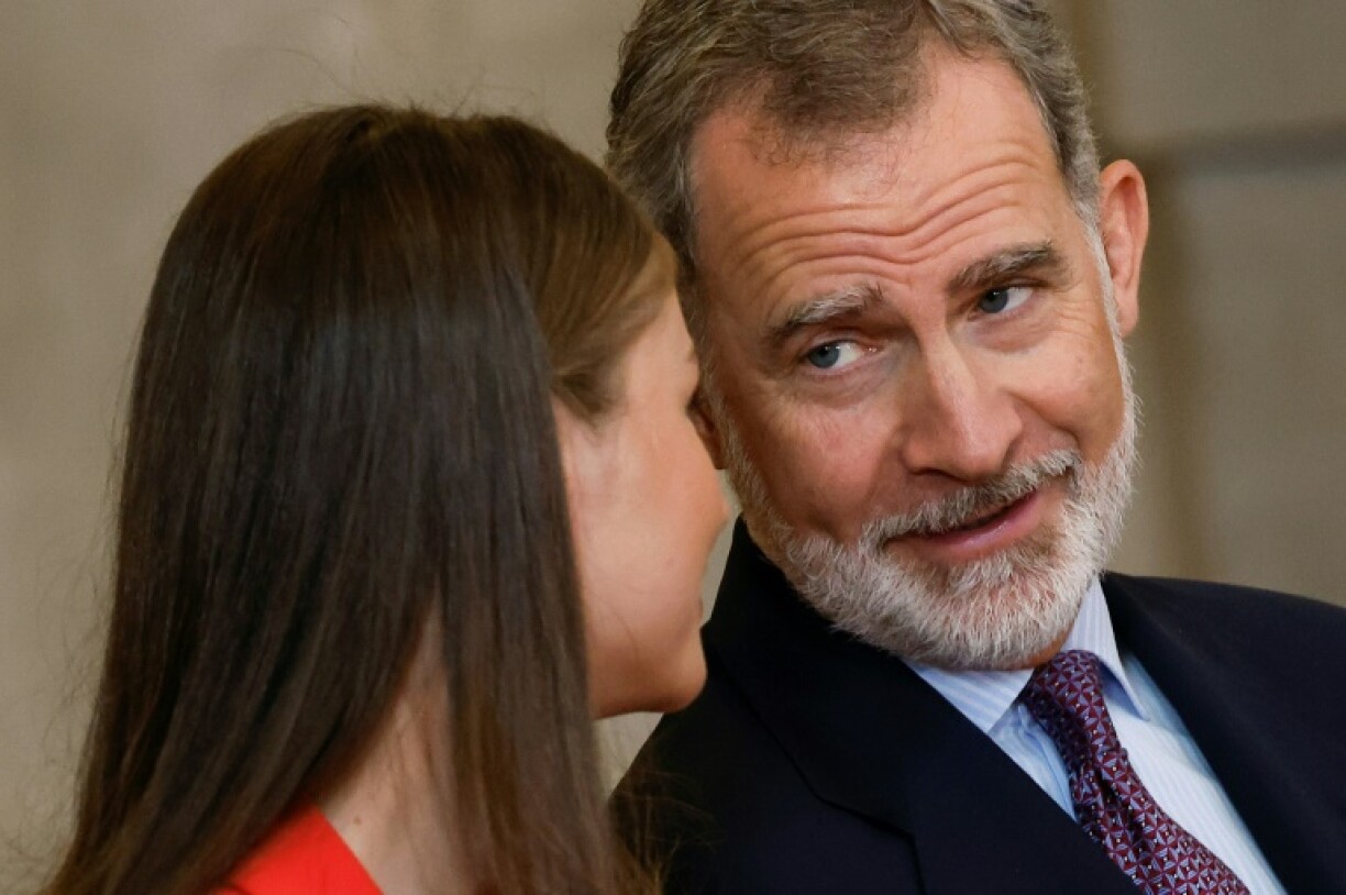 Le roi Felipe VI parle avec sa fille Leonor pendant les célébrations des dix ans de son accession au trône d'Espagne, au Palais royal à Madrid le 19 juin 2024