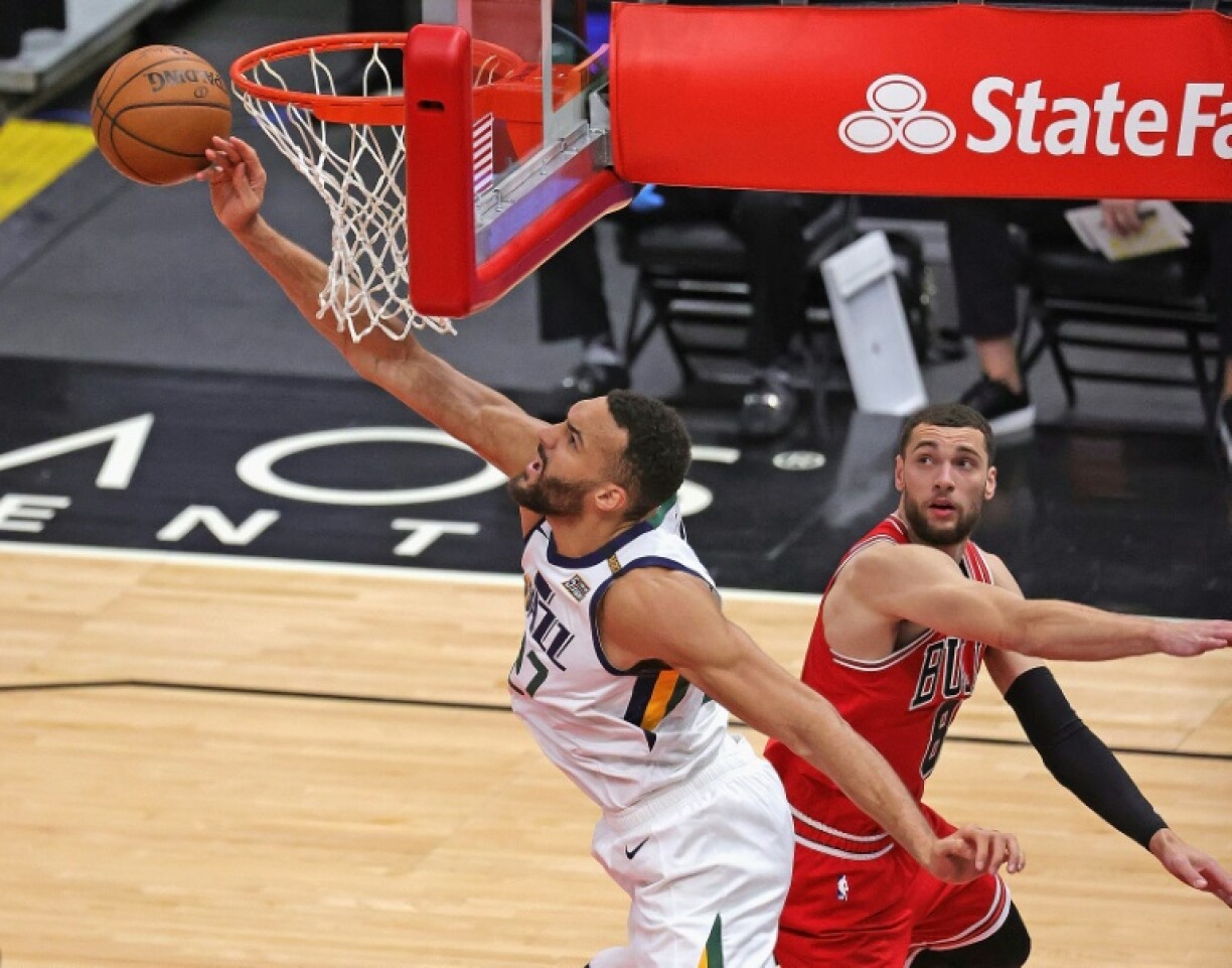 Le pivot français des Utah Jazz, Rudy Gobert, contre le tir de Zach Lavine des Chicago Bulls, lors de leur match de NBA, le 22 mars 2021 à Chicago