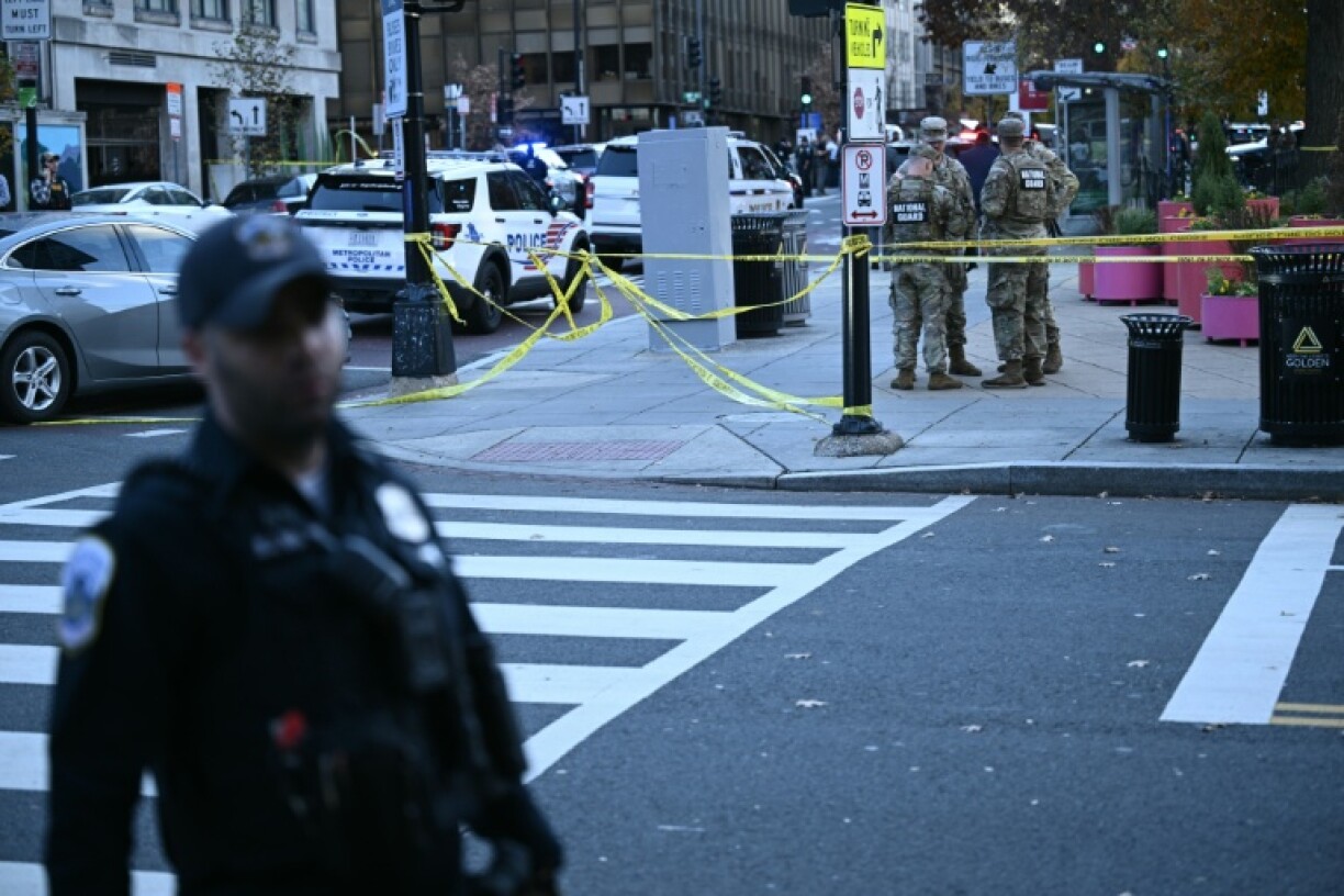 Des membres de la garde nationale derrière un périmètre de sécurité le 26 novembre 2025 à Washington