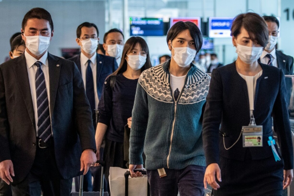 L'ancienne princesse Mako et son mari Kei Komuro se dirigent vers la porte d'embarquement à l'aéroport de Tokyo Haneda, le 14 novembre 2021