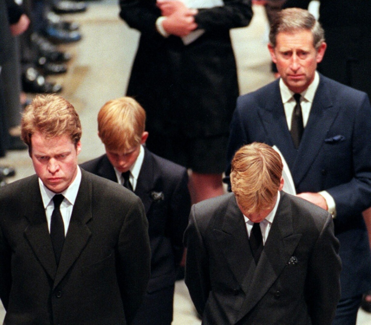 (Dg-d) Le frère de Diana, Charles Spencer, aux côtés du prince William, du prince Harry et de Charles, alors prince de Galles, lors des obsèques de la princesse Diana, le 6 septembre 1997 à Londres