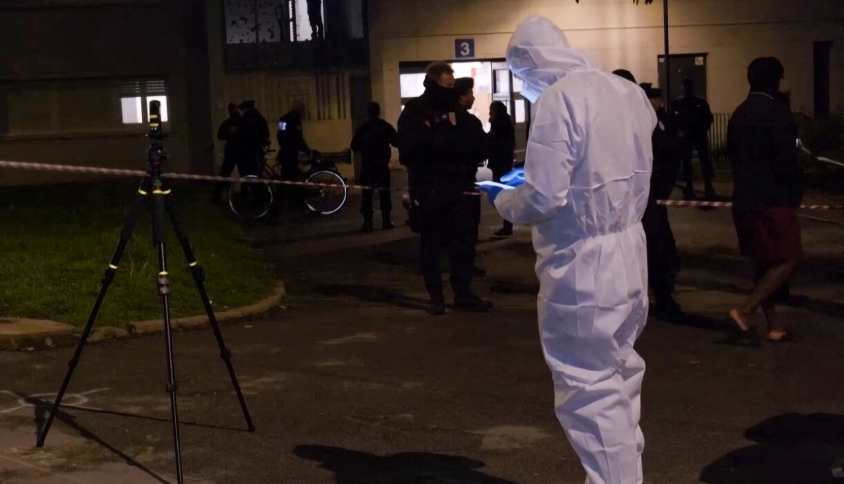 Cette capture d'écran vidéo montre des policiers scientifiques sur les lieux d'une fusillade à Nantes, en France, le 14 mai 2026, où un jeune de 15 ans a été tué et deux mineurs ont été blessés.