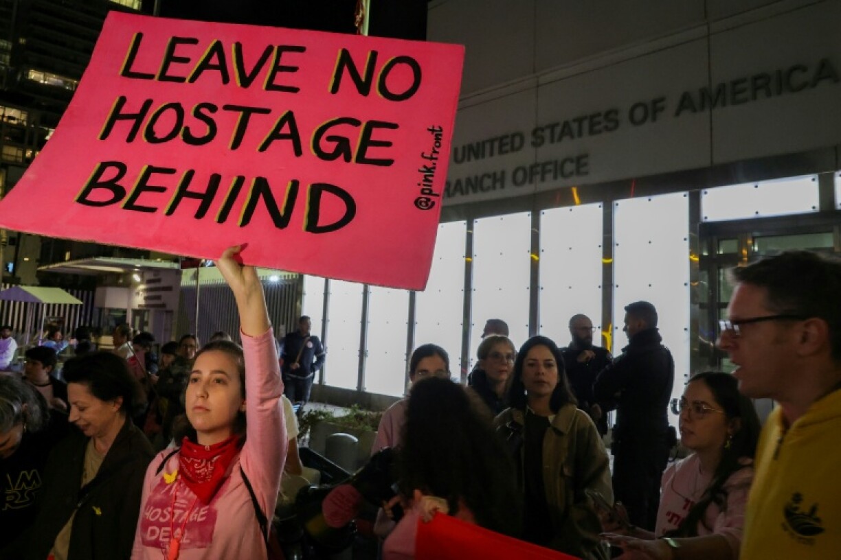 Des personnes manifestent pour le retour des otages retenus dans la bande de Gaza devant le bureau de l'ambassade des Etats-Unis à Tel-Aviv, le 4 février 2025
