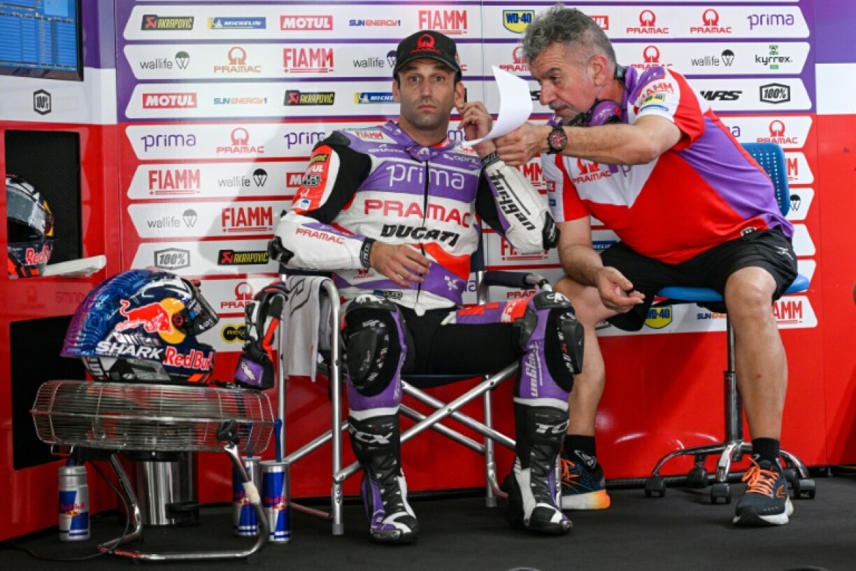 Le pilote français Johann Zarco (g.) écoute les instructions d'un membre de son équipe Ducati-Pramac avant une séance d'essais du GP de Malaisie de MotoGP, à Sepang, le 10 novembre 2023