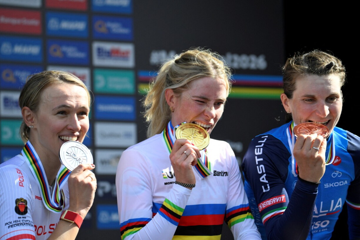 Demi Vollering gewënnt virun der Kasia Niewiadoma an der Elisa Longo Borghini