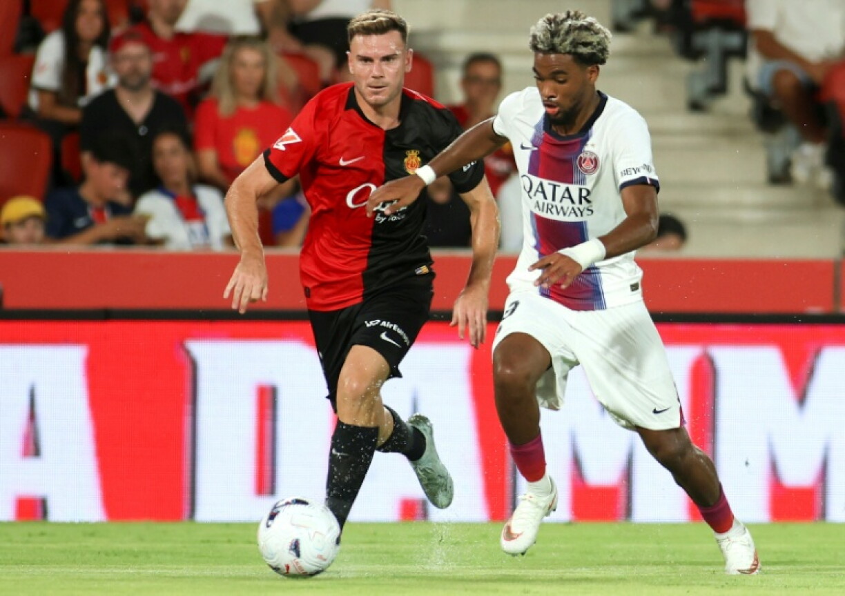 Le défenseur de Majorque Antonio Latorre (G) et le jeune attaquant du Paris SG Ibrahim Mbaye à la lutte lors du premier match de préparation des Parisiens, battus 3-0 à Palma, le 5 août 2026