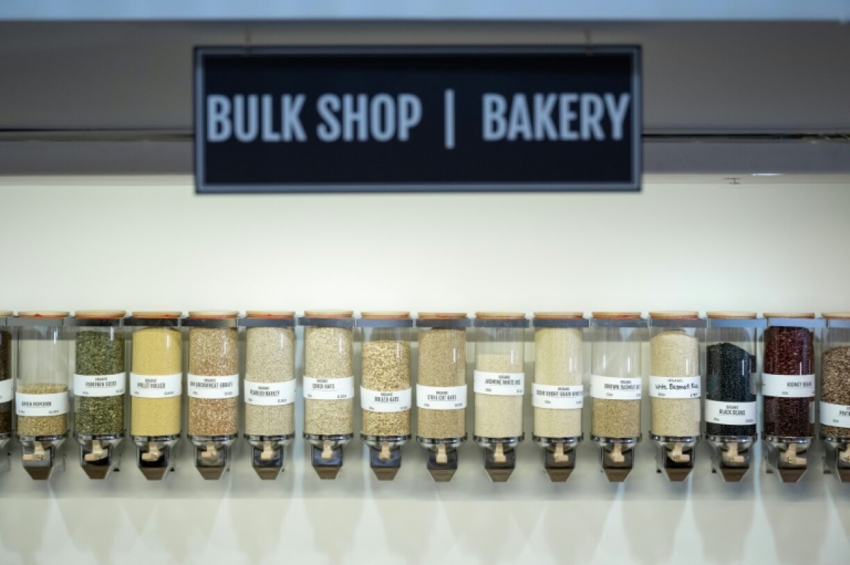 Des distributeurs de produits vendus en vrac dans le magasin zéro déchet Mason & Greens, le 17 janvier 2023 à Washington
