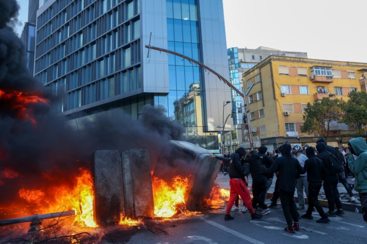 Des protestataires mettent le feu à des poubelles dans le centre de Tirana, le 14 octobre 2026