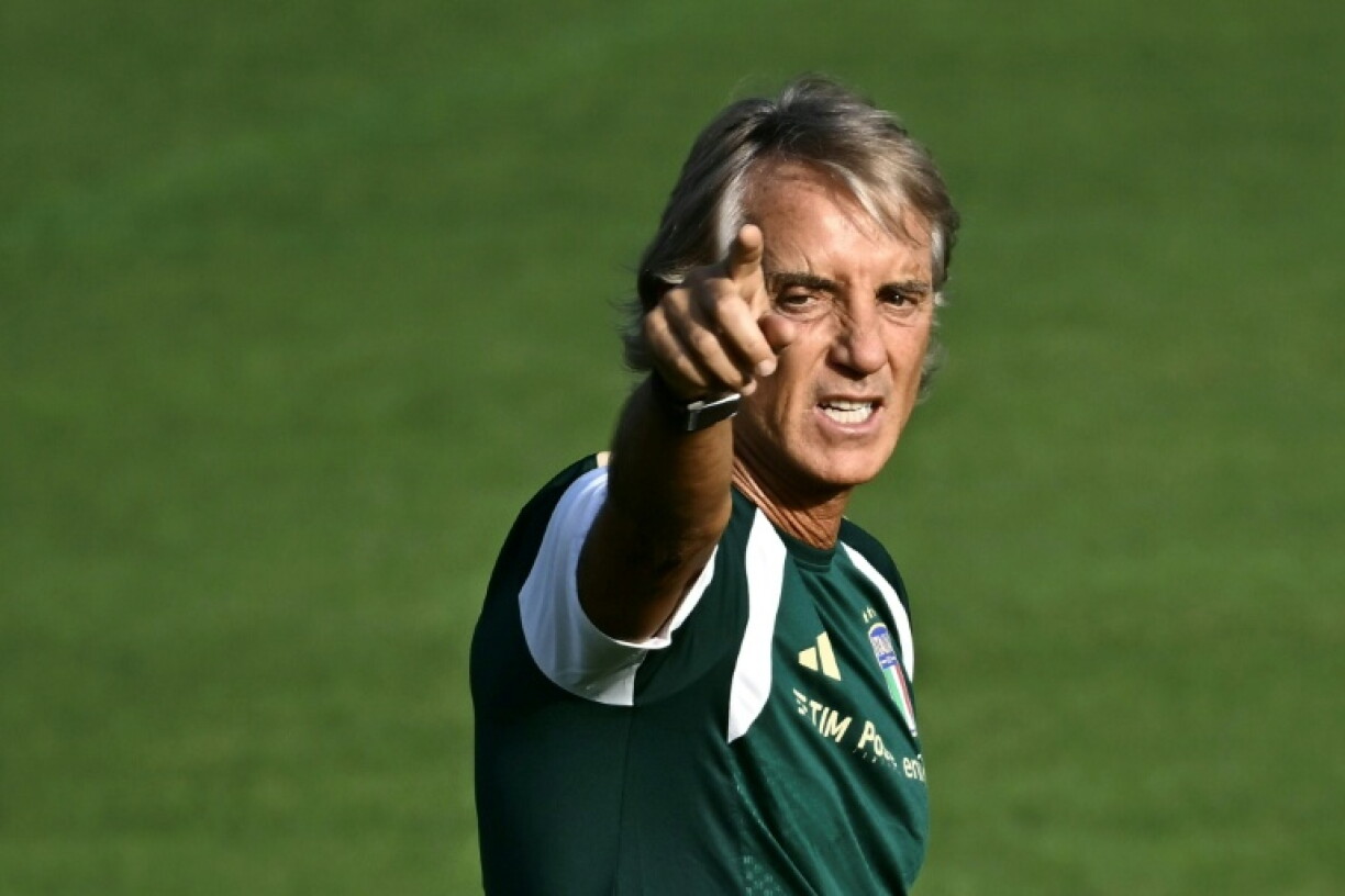 Le nouveau sélectionneur de l'Italie Roberto Mancini donne ses consignes durant une séance d'entraînement le 21 septembre 2026 à Coverciano, près de Florence
