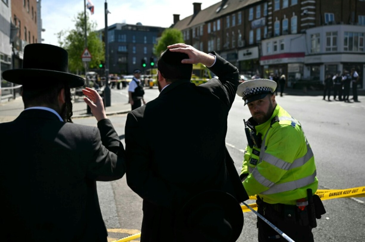 Bei einem Messerangriff in einem von vielen Juden bewohnten Stadtteil von London sind zwei Juden verletzt worden.