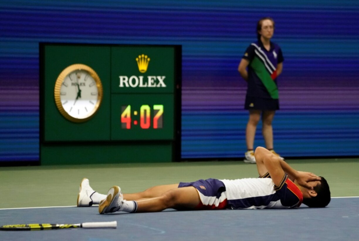 L'Espagnol Carlos Alcaraz s'est écroulé de joie après avoir battu le Grec Stefanos Tsitsipas au 3e tour de l'US Open, le 3 septembre 2021