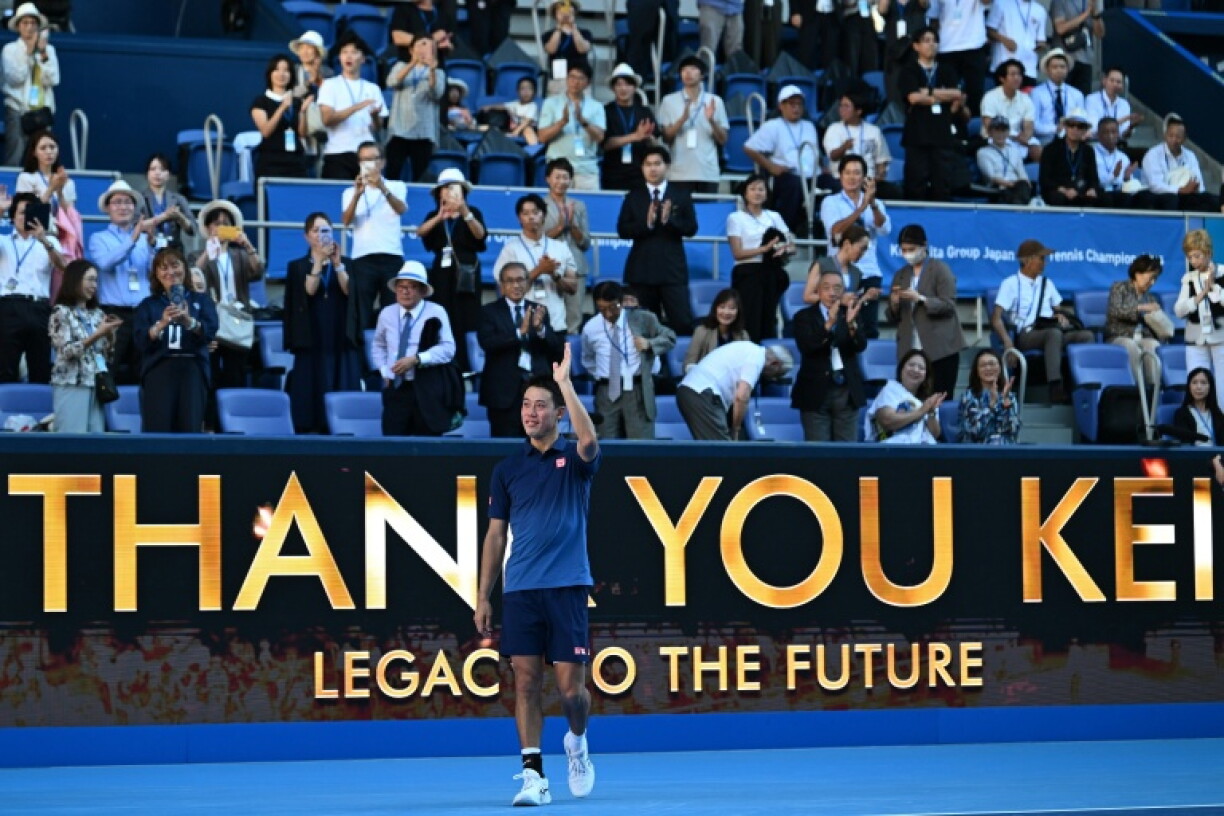 Kei Nishikori salue les fans japonais après avoir disputé le dernier match de sa carrière au premier tour du tournoi ATP 500 de Tokyo contre l'Américain Frances Tiafoe, à Tokyo, le 1er octobre 2026