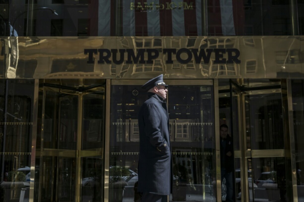 Un agent de sécurité devant la Trump Tower de New York, le 21 mars 2024