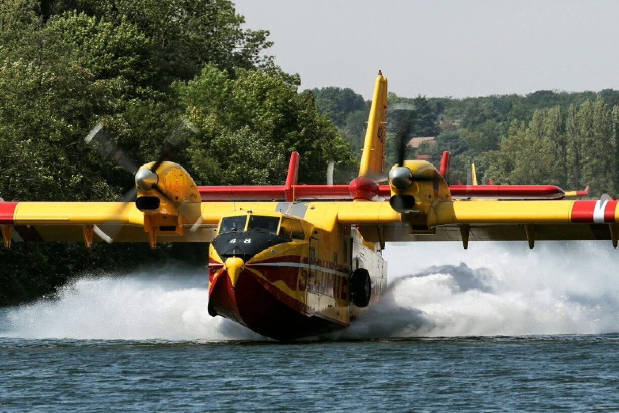 Un Canadair CL-415 de la Sécurité civile effectue un écopage dans la Seine à Chartrettes en Seine-et-Marne, le 13 juillet 2026, avant d'intervenir sur la forêt de Fontainebleau