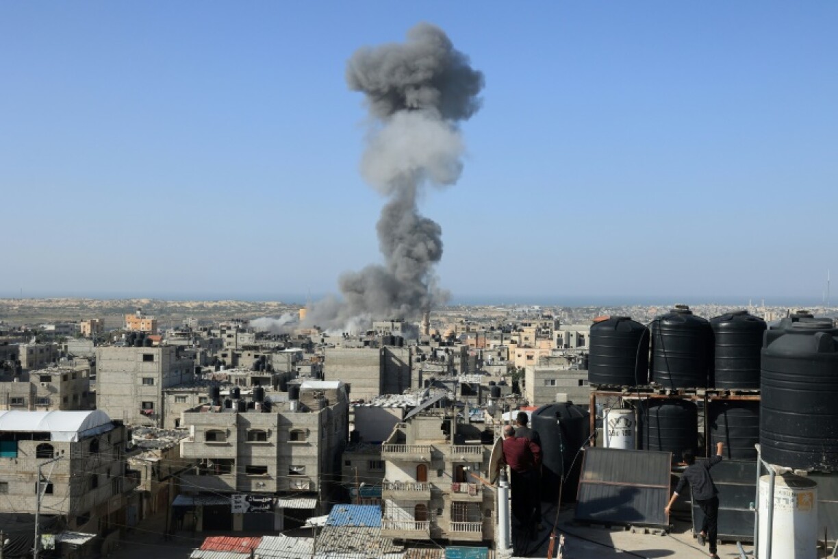 De la fumée s'élève dans le ciel après une frappe israélienne, le 23 novembre 2023 à Rafah, dans la bande de Gaza