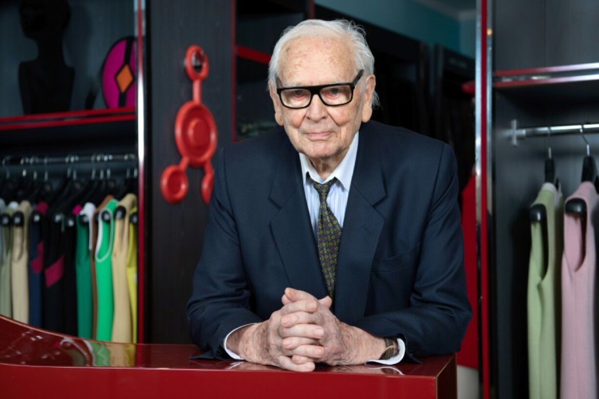 Le couturier français Pierre Cardin dans sa boutique le 27 juin 2019 à Paris.