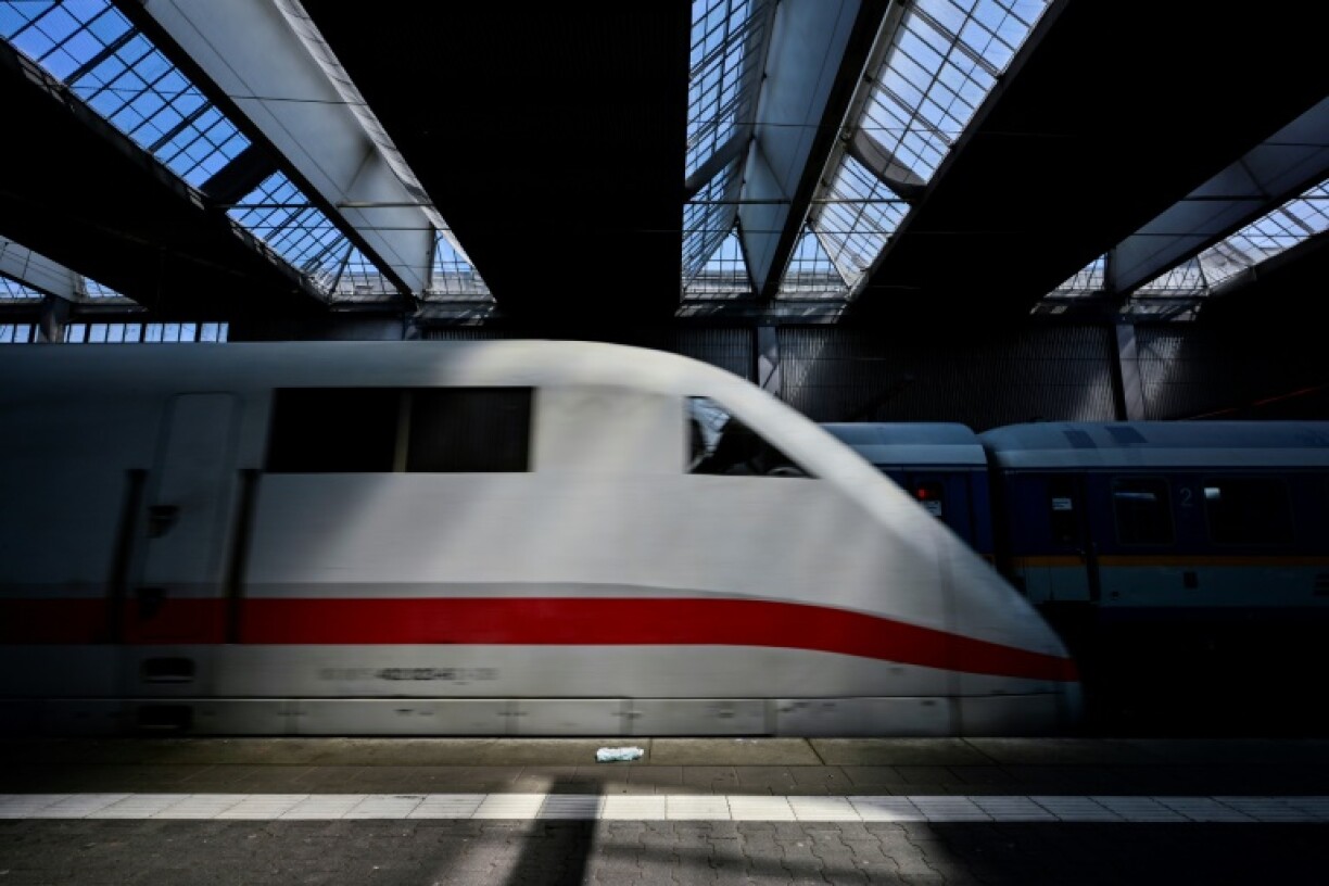 Nach einem Axtangriff in einem ICE auf dem Weg von Hamburg nach Wien vergangenen Juli hat die Staatsanwaltschaft die dauerhafte Unterbringung des Angreifers in der Psychiatrie beantragt. Der 21-Jährige soll schuldunfähig sein.