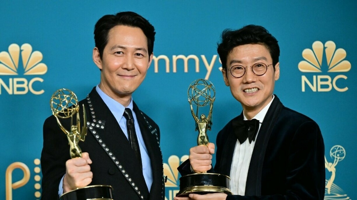 Lee Jung-jae et Hwang Dong-hyuk après avoir reçu leurs trophées de meilleur acteur et pour la meilleure réalisation dramatique.