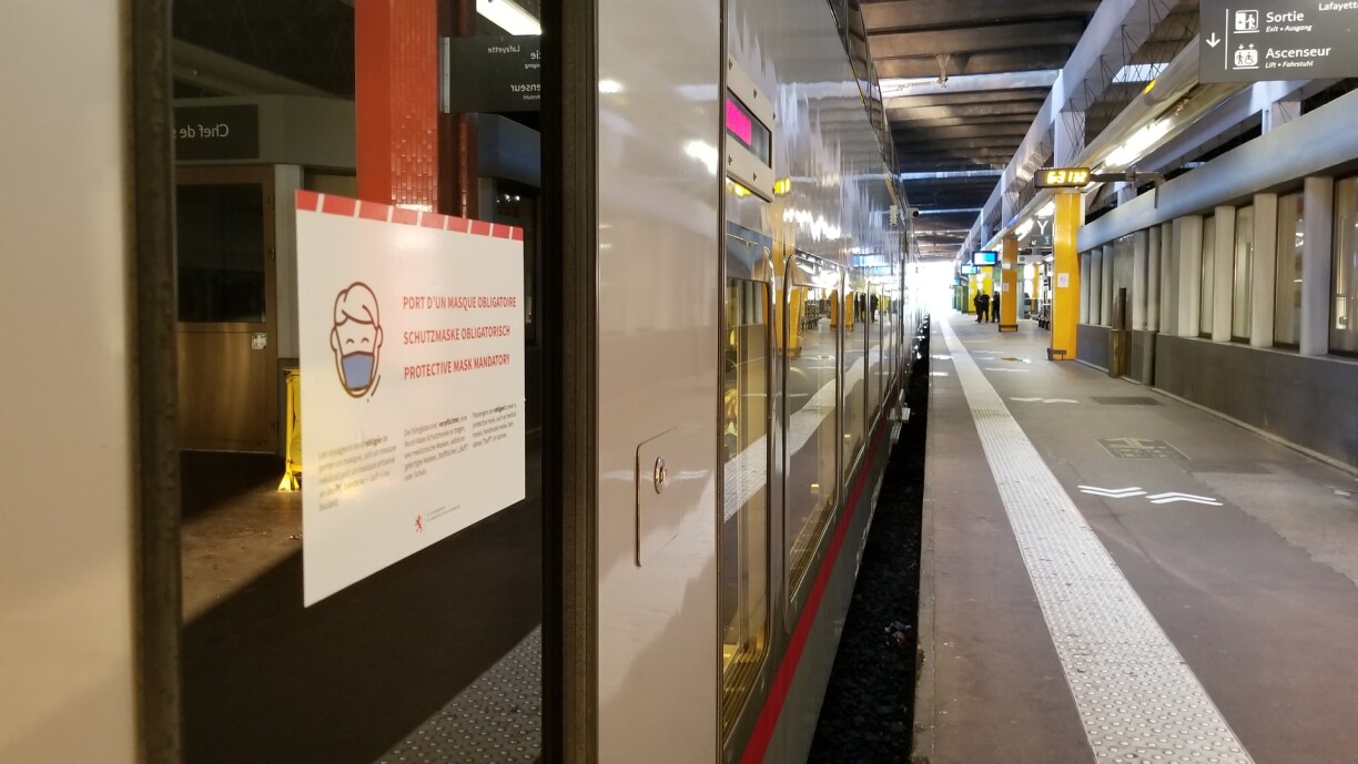 Désormais, les passagers s'avancent masqués dans les trains à destination du Luxembourg.
