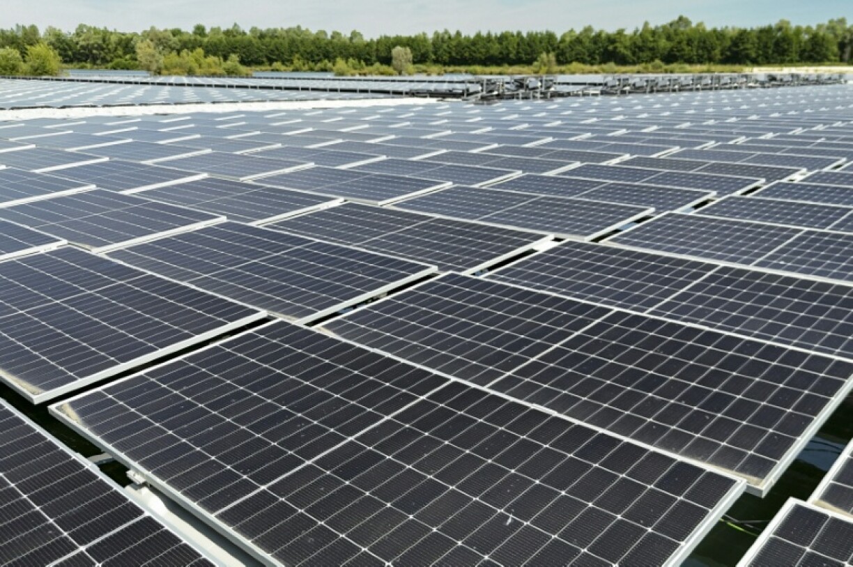 La plus grande centrale solaire flottante d'Europe, à Perthes, France, le 20 juin 2025