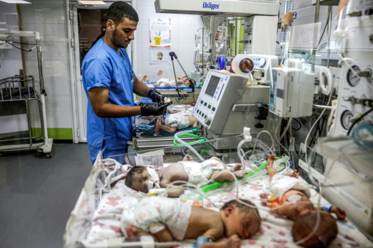 Un personnel médical vérifie les constantes de santé de bébés prématurés à l'hôpital Nasser à Khan Yunis, dans les territoires palestiniens, le 7 septembre 2026