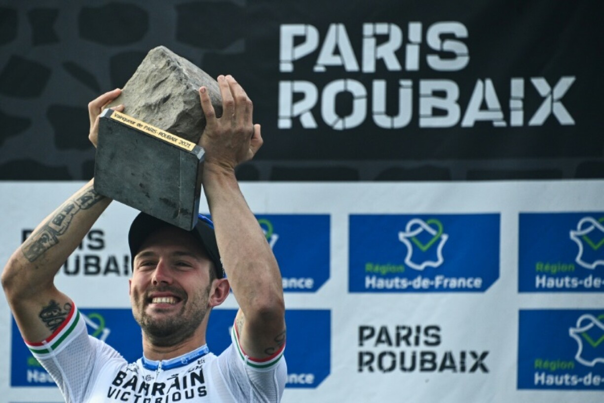 L'Italien Sonny Colbrelli soulève le trophée de Paris-Roubaix, en forme de pavé, après avoir remporté la course à sa 1ère participation, en battant au sprint le Belge Florian Vermeersch et le Belge Mathieu Van Der Poel, le 3 octobre 2021 sur le vélodrome de Roubaix