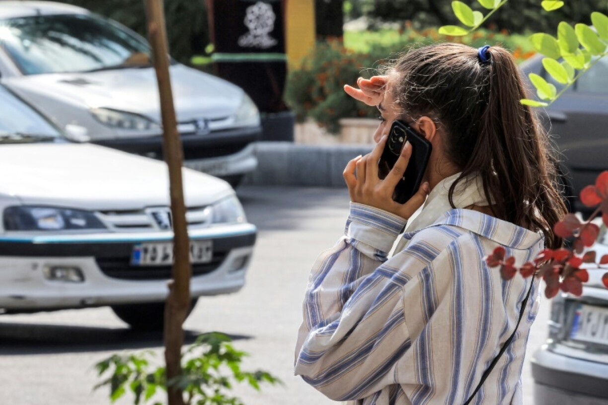 Ëmmer méi Frae ginn entgéint de Gesetzer am alldag ouni Kappduch virun d'Dier.