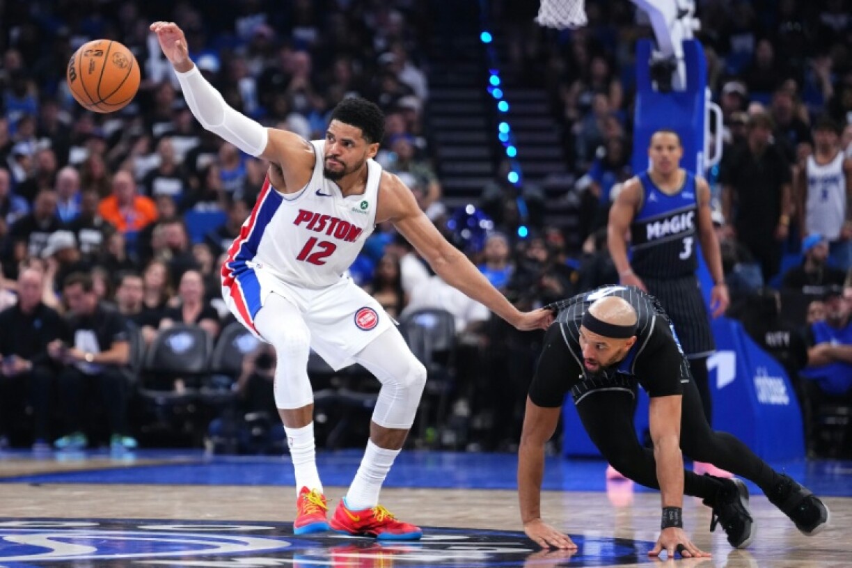Tobias Harris (g) se défait de Jalen Suggs lors du match 6 du premier tour des play-offs de NBA entre les Detroit Pistons et le Orlando Magic, le 1er mai 2026 à Orlando