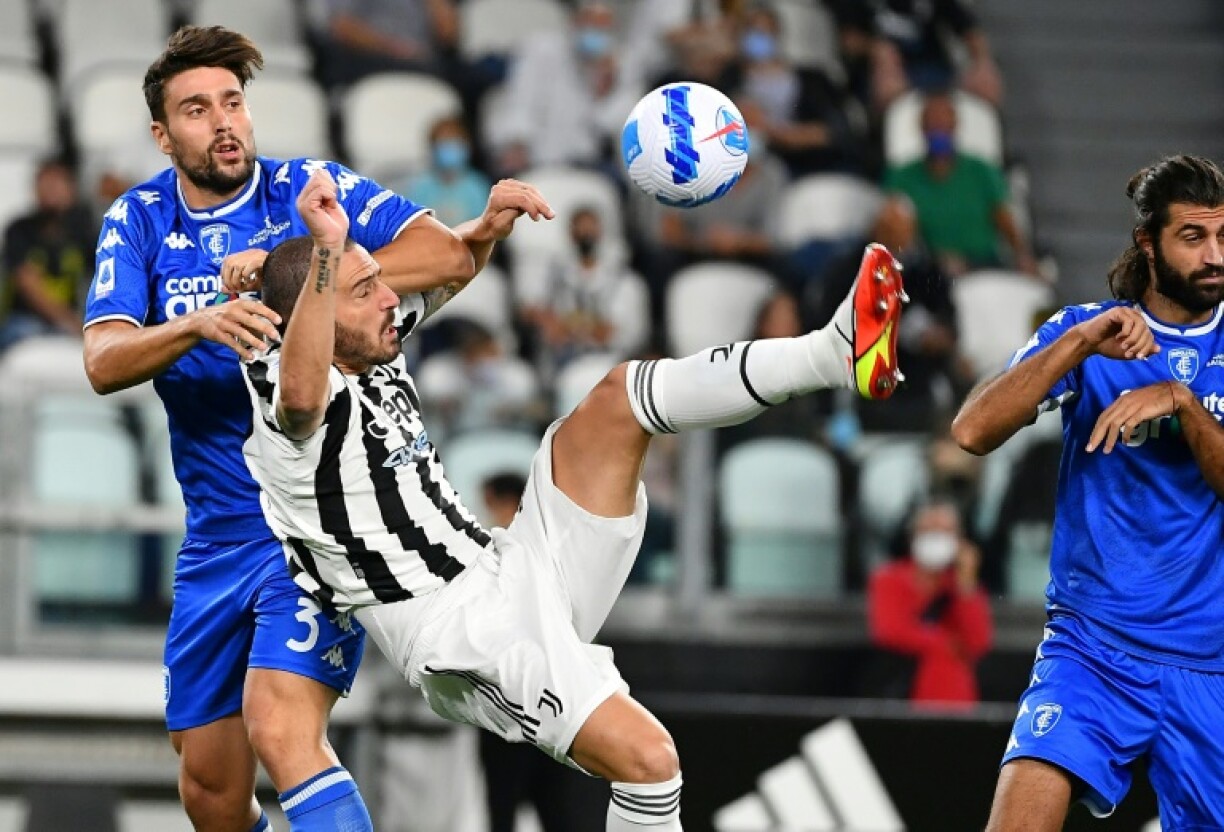 Le défenseur d'Empoli Riccardo Marchizza (g) accroche le défenseur de la Juventus Leonardo Bonucci, le 28 août 2021 à Turin