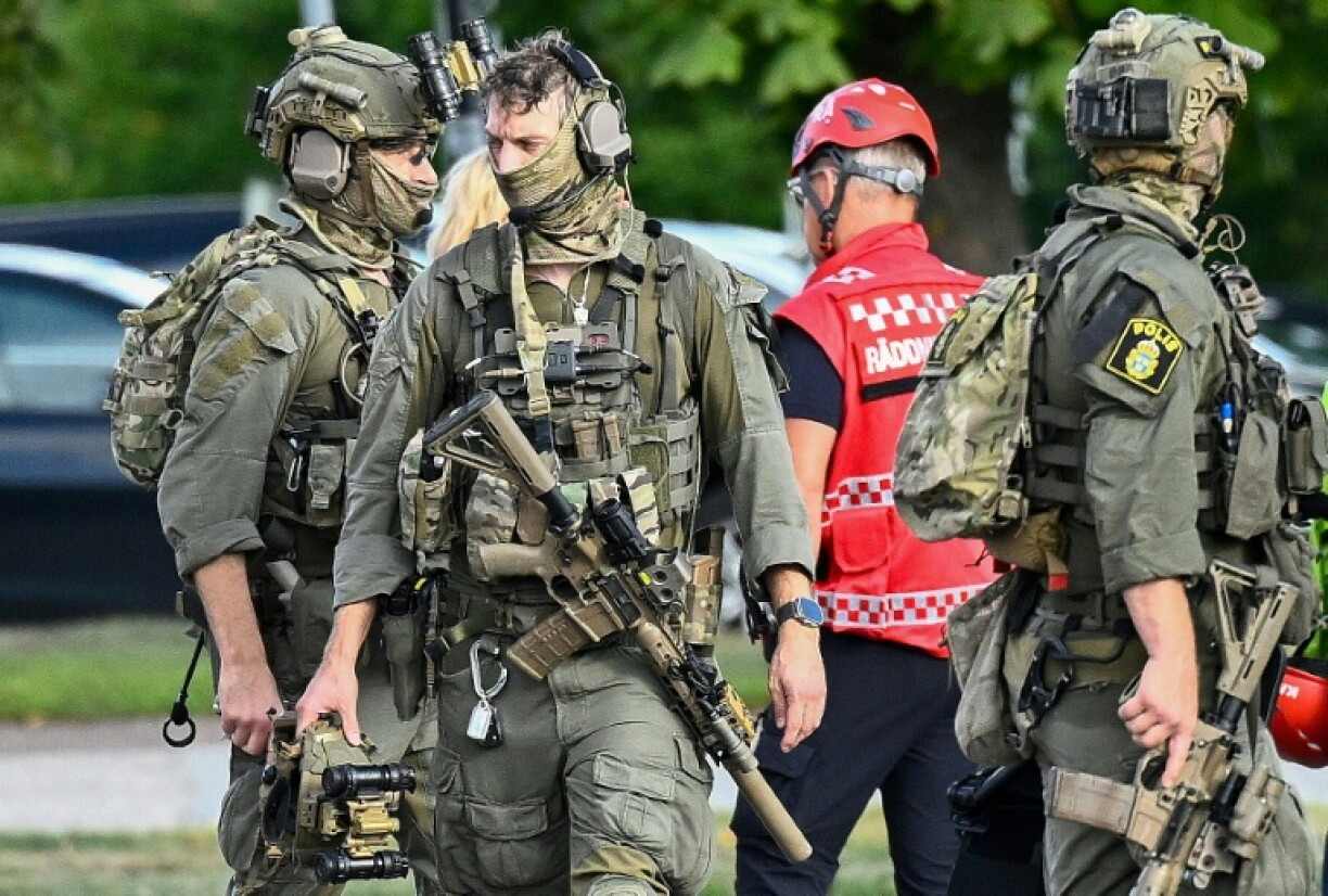 Des membres des forces spéciales de police sur les lieux où un agresseur armé d'une épée a blessé plusieurs personnes dans un lycée à Fagersta, dans le centre de la Suède, le 21 août 2026