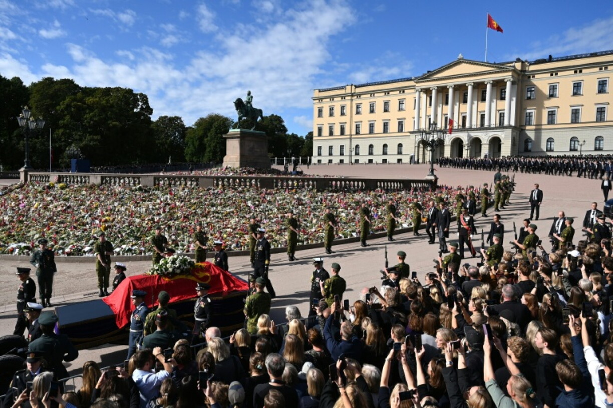 Le cercueil du défunt roi Harald V de Norvège porté en cortège du Palais royal vers la cathédrale d’Oslo, le 9 septembre 2026