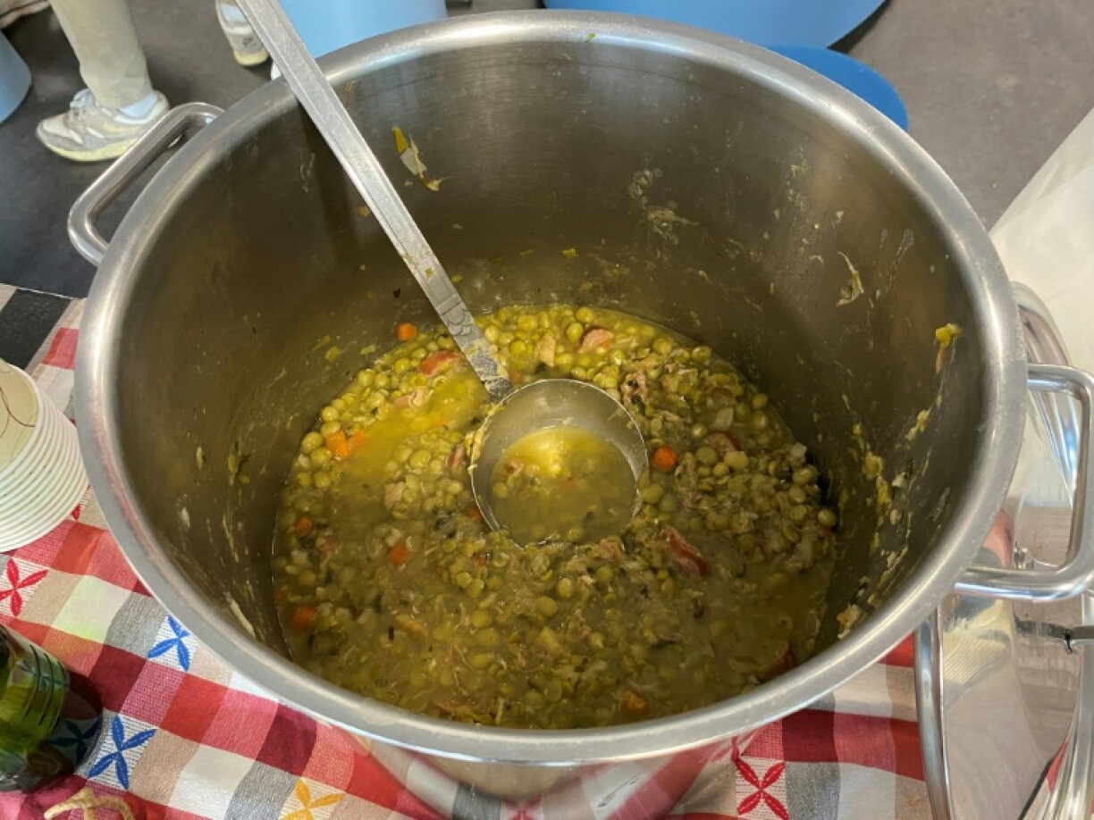 Une marmite de snert, une soupe traditionnelle aux pois cassés, lors du championnat du monde de snert et de stamppot, une épaisse purée de légumes, organisé à Groningue, aux Pays-Bas, le 18 février 2026
