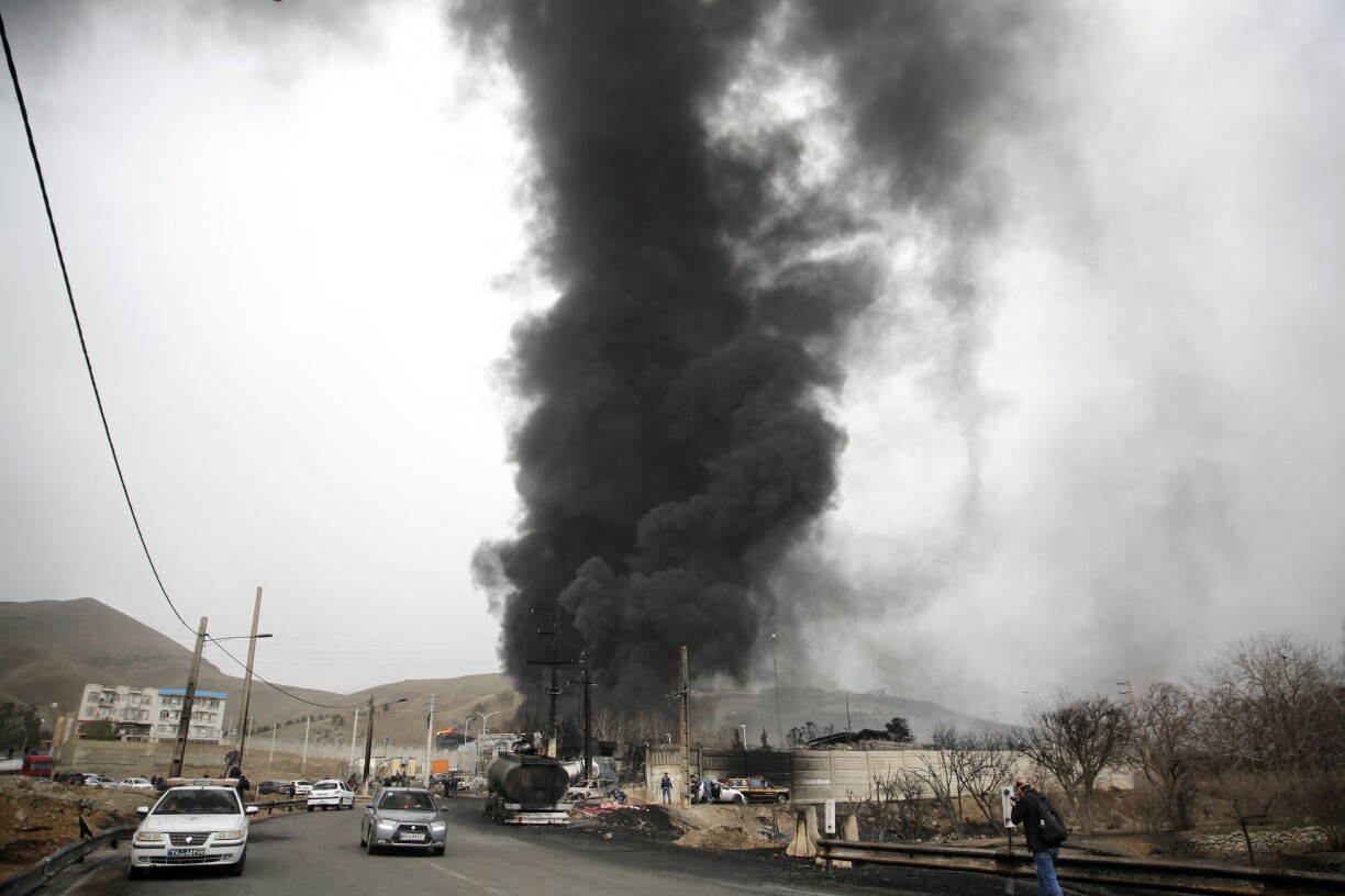 Une épaisse fumée noire s'élève après les incendies qui se sont déclarés suite aux attaques américano-israéliennes visant des installations de stockage de pétrole, notamment le dépôt pétrolier de Shehran, à Téhéran, en Iran, le 8 mars dernier.