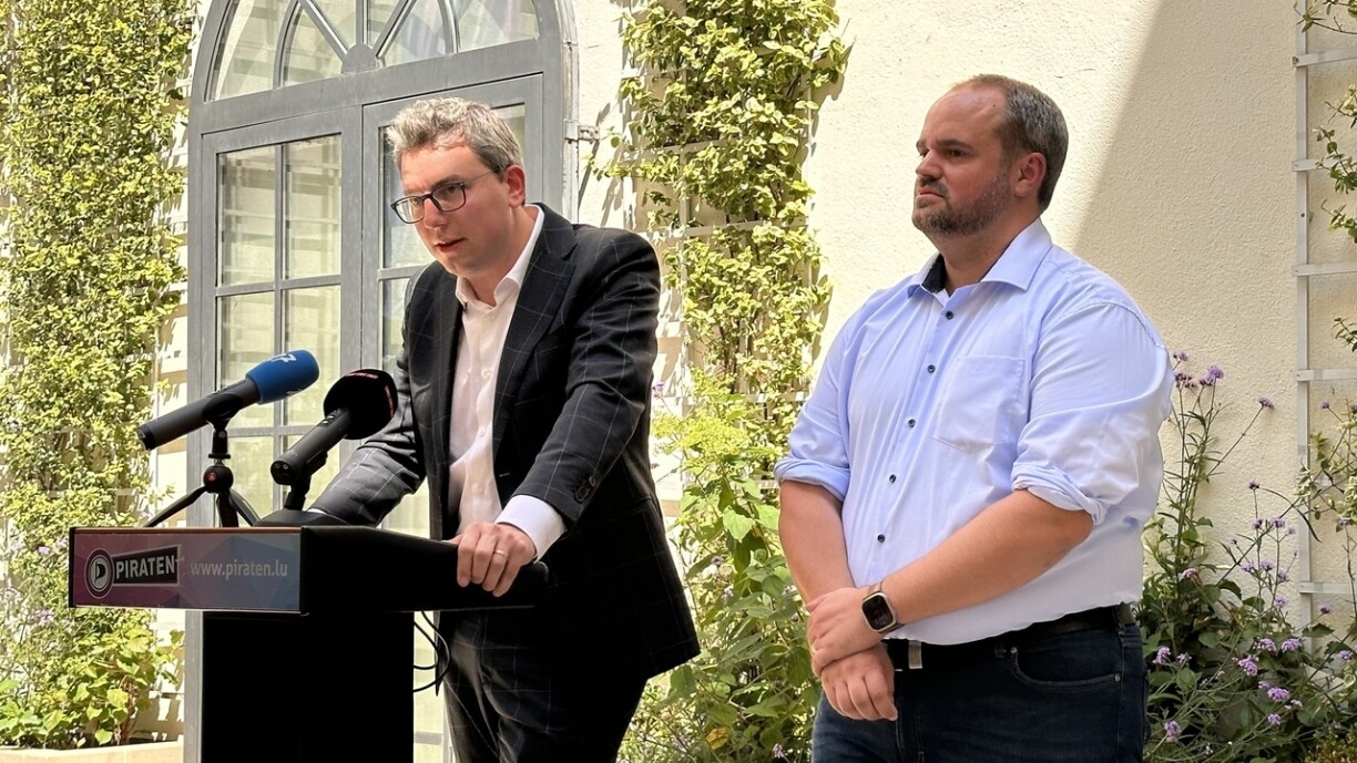 MPs Sven Clement (l) and Marc Goergen at a press conference on behalf of the Pirate Party.