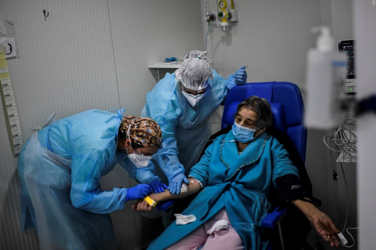 Des soignants s'occupent d'une patiente tombée malade à cause du coronavirus à l'hôpital Santa Maria de Lisbonne en janvier 2021.