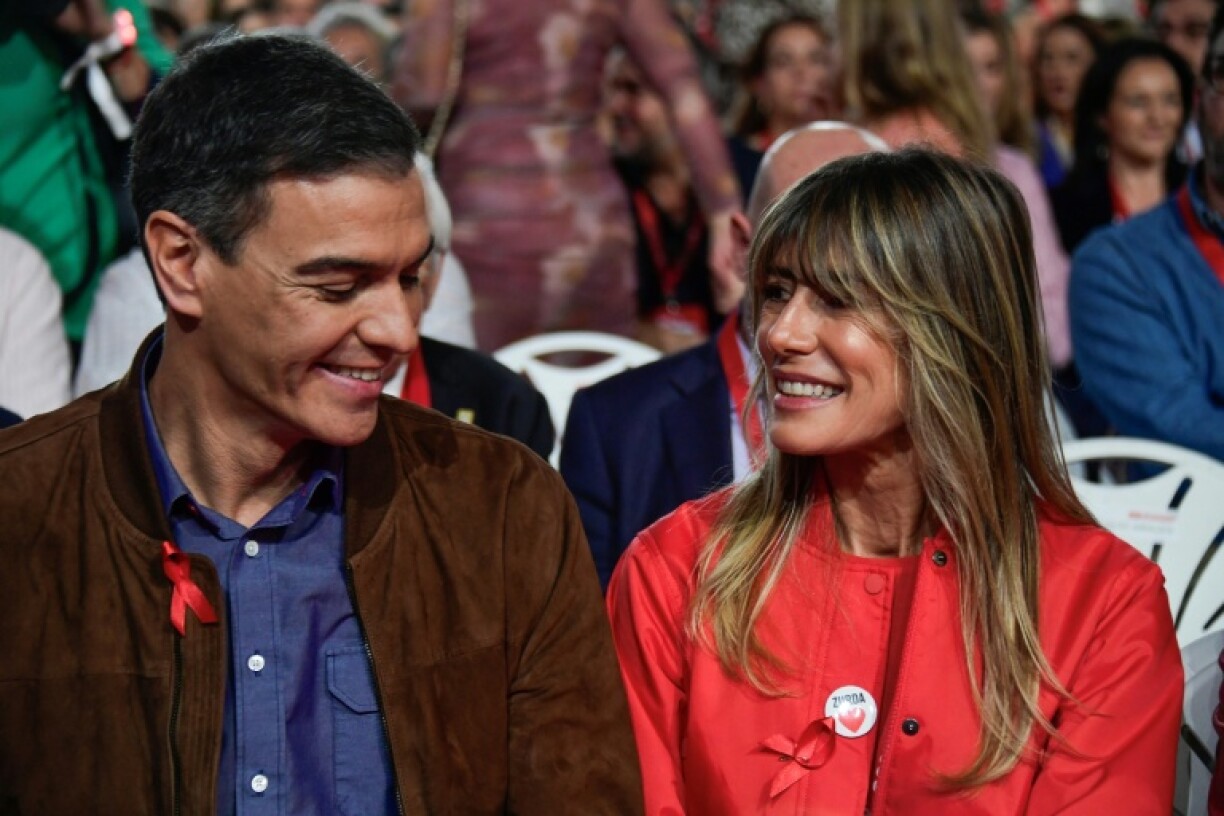 Le Premier ministre espagnol Pedro Sanchez (g) et son épouse Begoña Gómez assistent au 41e congrès du Parti socialiste ouvrier espagnol (PSOE) à Séville, le 1er décembre 2024