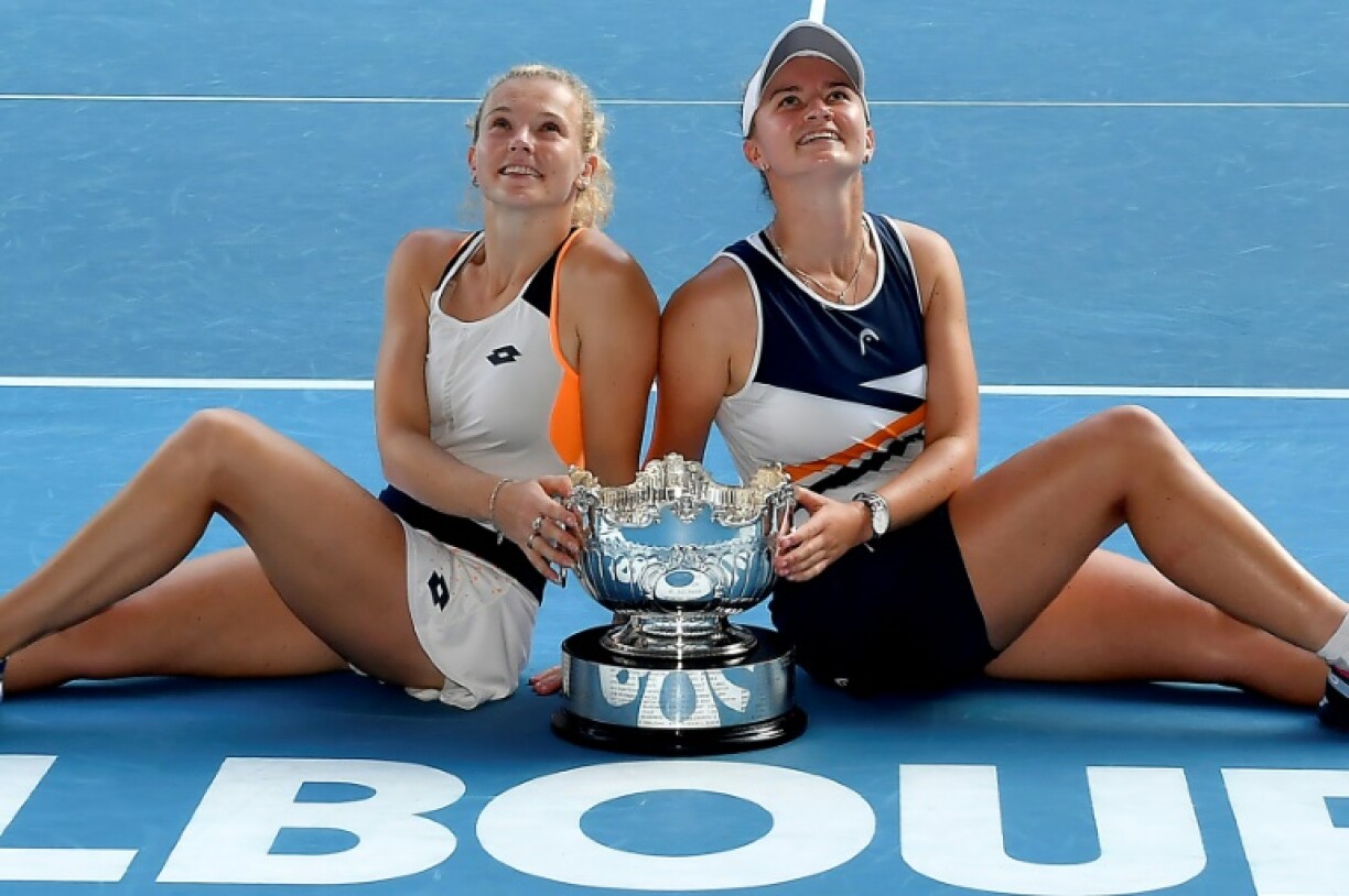 Les Tchèques Barbora Krejcikova (d) et Katerina Siniakova après leur titre en double femmes à l'Open d'Australie le 30 janvier 2022 à Melbourne