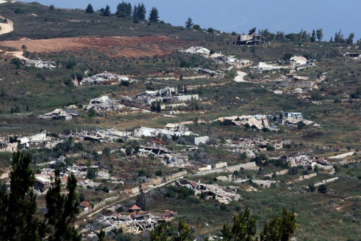 Cette photo a été prise dans le nord d'Israël, en Haute Galilée près de la frontière avec le Liban, et montre des bâtiments détruits dans le sud du Liban, le 17 juin 2026