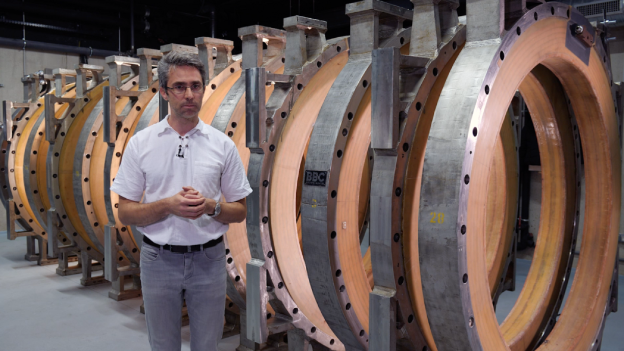 Frédéric Brochard devant la machine SPEKTRE