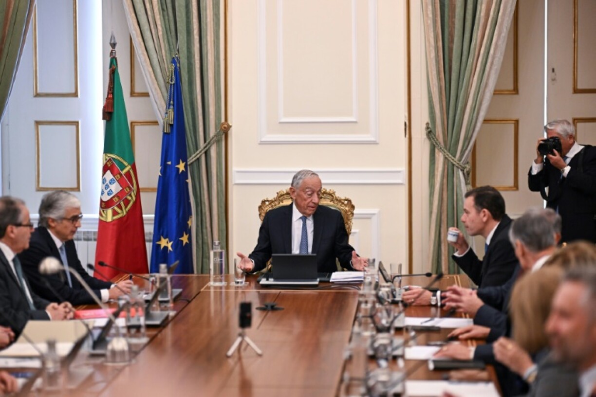 Le président portugais Marcelo Rebelo de Sousa (c) et le Premier ministre portugais Luis Montenegro (d) lors d'une réunion du Conseil d'État au Palais de Belém à Lisbonne, le 13 mars 2025.