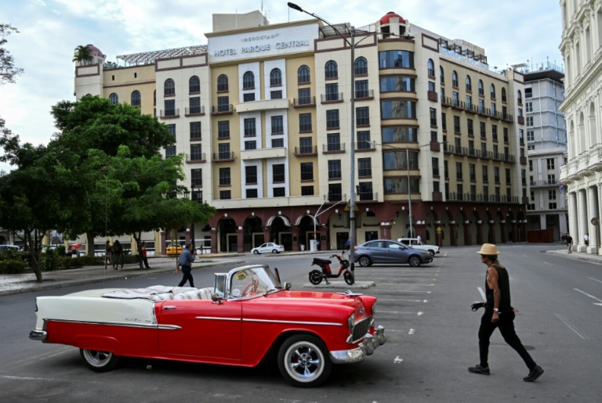 Une voiture américaine ancienne garée près de l'hôtel Iberostar Parque Central à La Havane, le 12 mars 2026