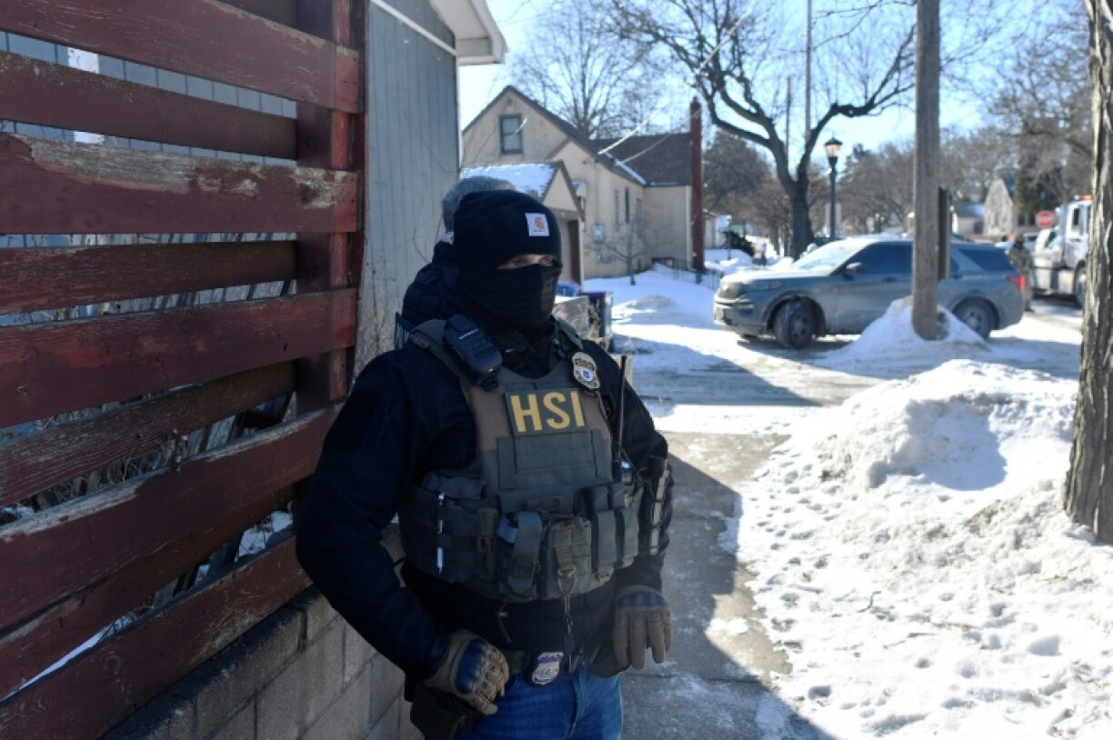 Un policier fédéral lors d'une opération lié à l'immigration dans les rues de St Paul, près de Minneapolis, le 31 janvier 2026
