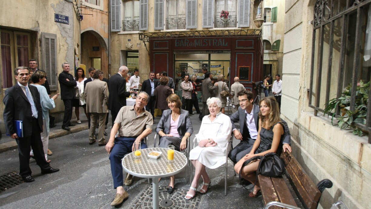 L'actrice et chanteuse Colette Renard (assise, C) pose avec la ministre de la Culture Christine Albanel (2eG) et d'autres acteurs dont Michel Cordes (G) et Elodie Varlet (D) dans les studios de la Belle de Mai à Marseille le 20 juin 2008 à l'occasion du tournage du 1.000ème épisode de la série télévisée